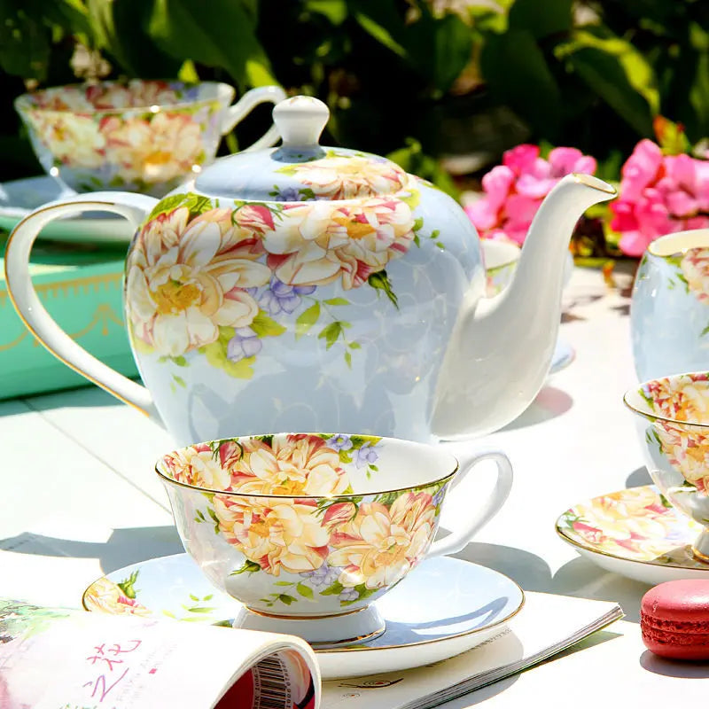 Tasse à thé anglaise bleue traditionnelle