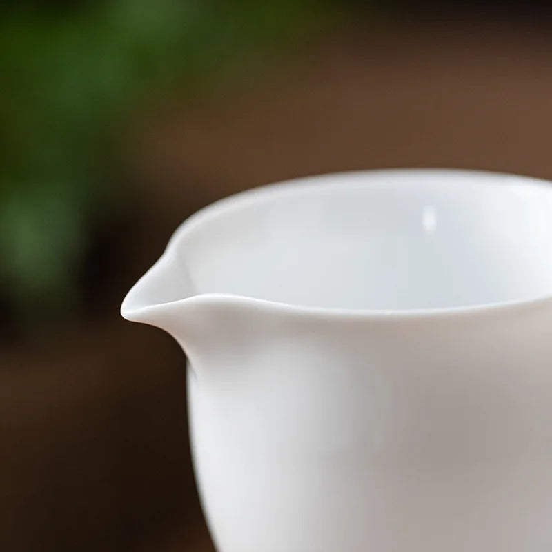 Tasse à thé blanche bec verseur